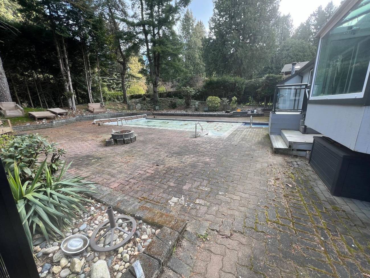 Pool deck pavers before pressure washing, mossy and dirty